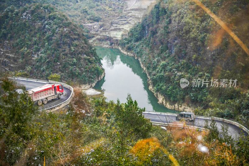 重庆酉阳：绵延青山披白纱