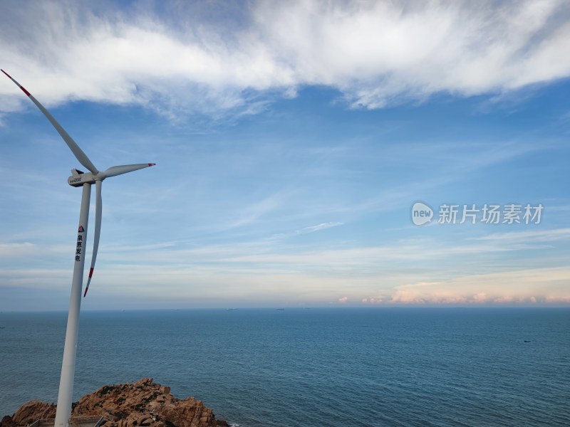 海边的风力发电机全景