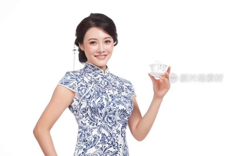 棚拍身穿中国传统服装的年轻女人端茶