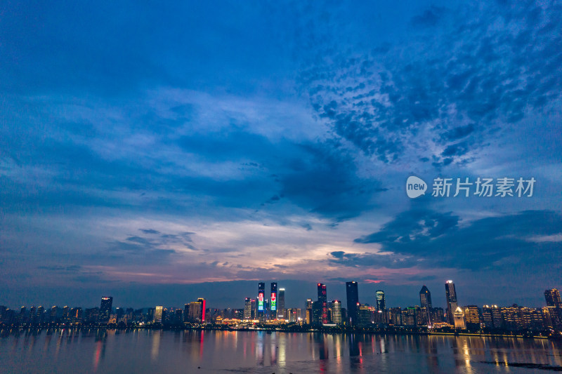 江西南昌夜幕降临夜景航拍图