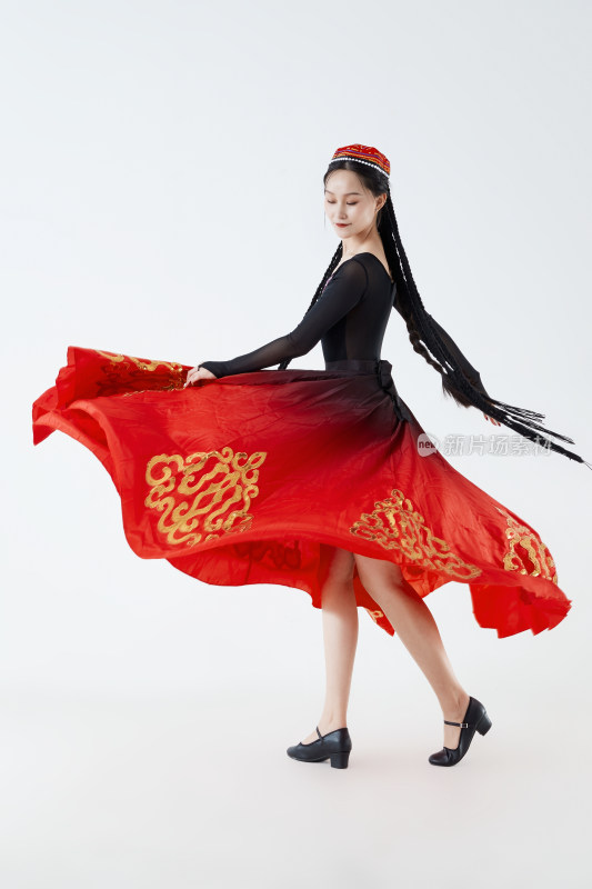穿着新疆维吾尔族服饰跳舞的少女