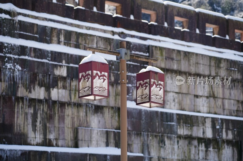 四川眉山瓦屋山景区雪中古墙红灯笼