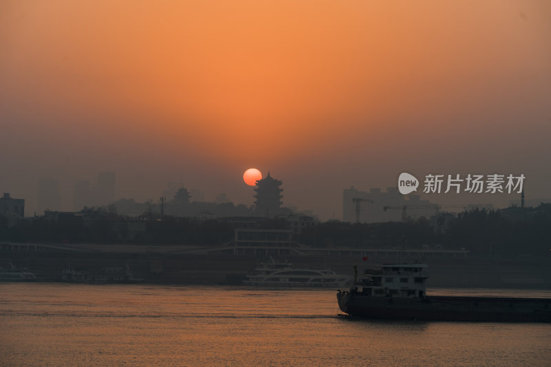 湖北武汉黄鹤楼城市剪影与江面交相辉映