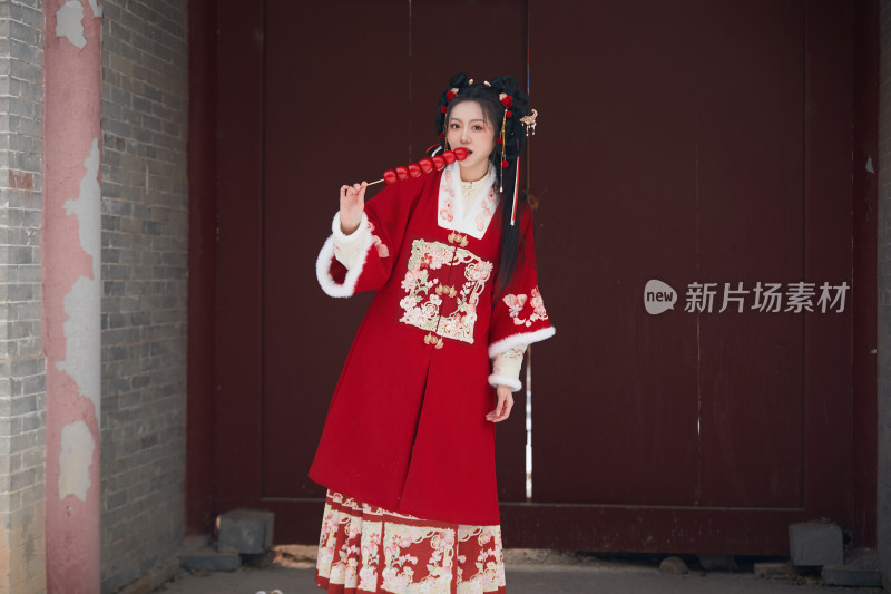 雪天户外身穿中式红色汉服的亚洲少女