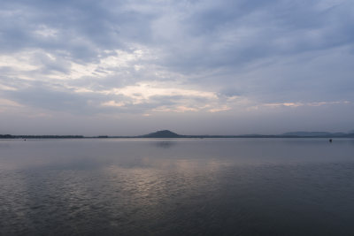 阴天多云下的平静湖水自然风景