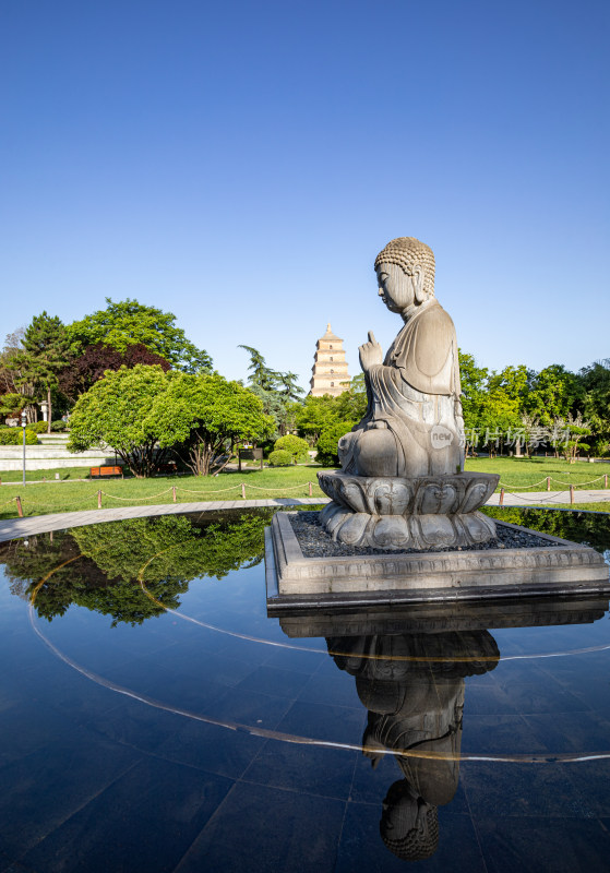 西安大雁塔大慈恩寺遗址公园释迦牟尼像景观