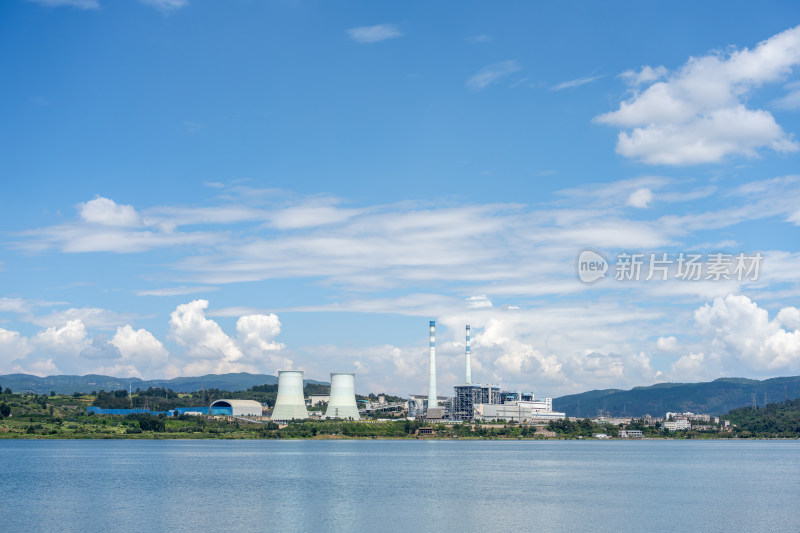 阳宗海水边的大型发电厂全景