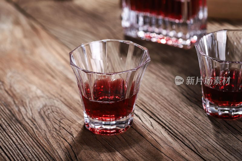 木质桌面上的盛酒玻璃杯