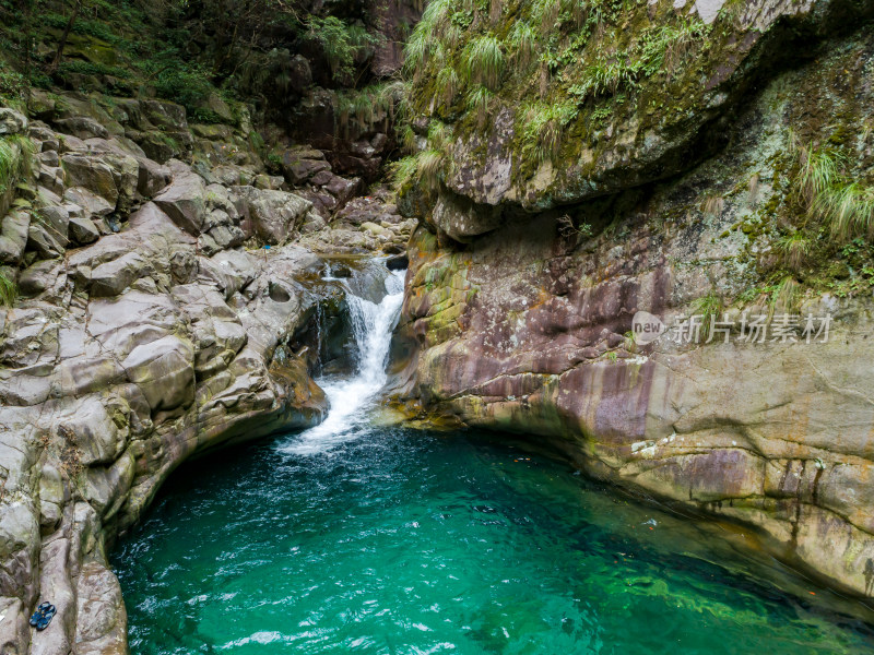 山间溪流