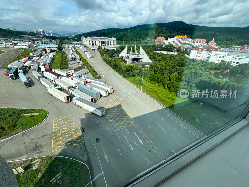 绥芬河中俄边境的公路口岸排队出境的货车