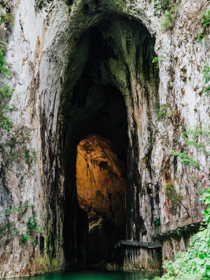 安顺格凸河风景区燕子洞穿上洞