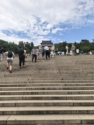 中山陵：众人攀登台阶的户外场景