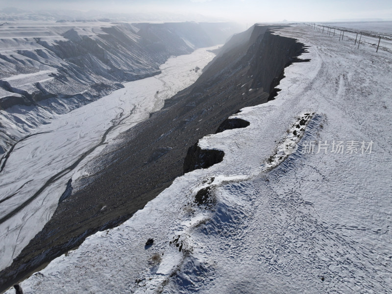 航拍新疆冬季安集海大峡谷雪景雪山山脉河流