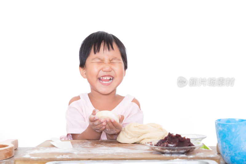 中国小女孩拿着自己第一次做的月饼欣喜若狂