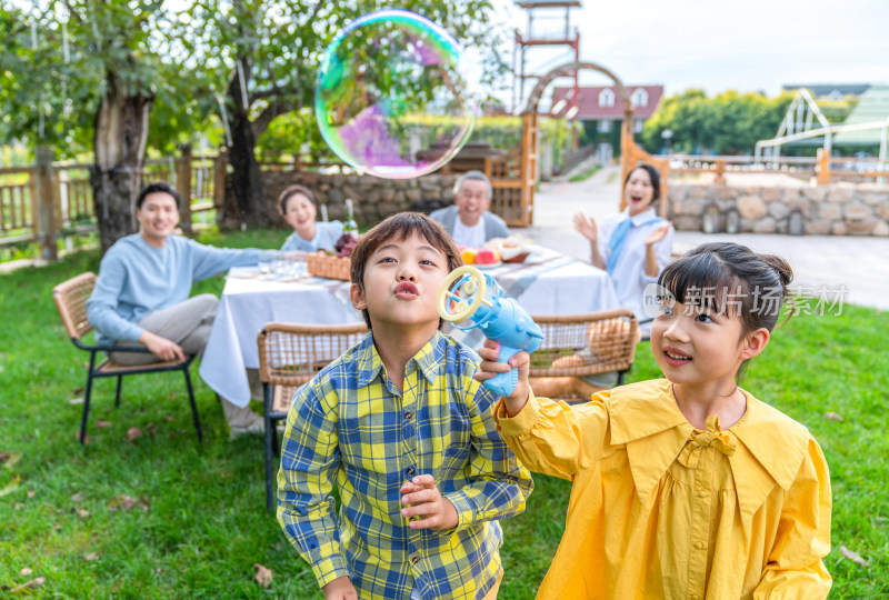 全家人在野餐