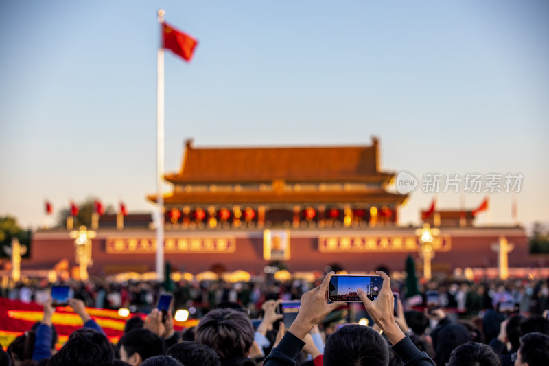 天安门广场前聚集大量人群观看升国旗的场景