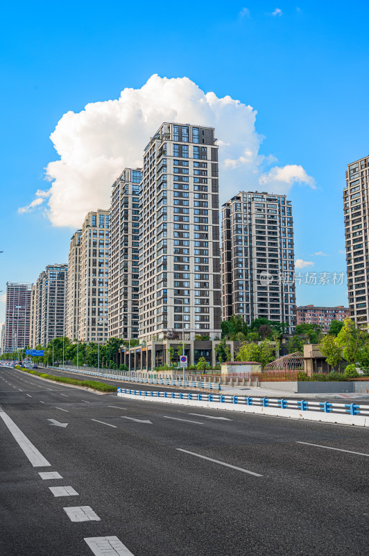 重庆市渝北区空旷的街景与现代化的住宅建筑