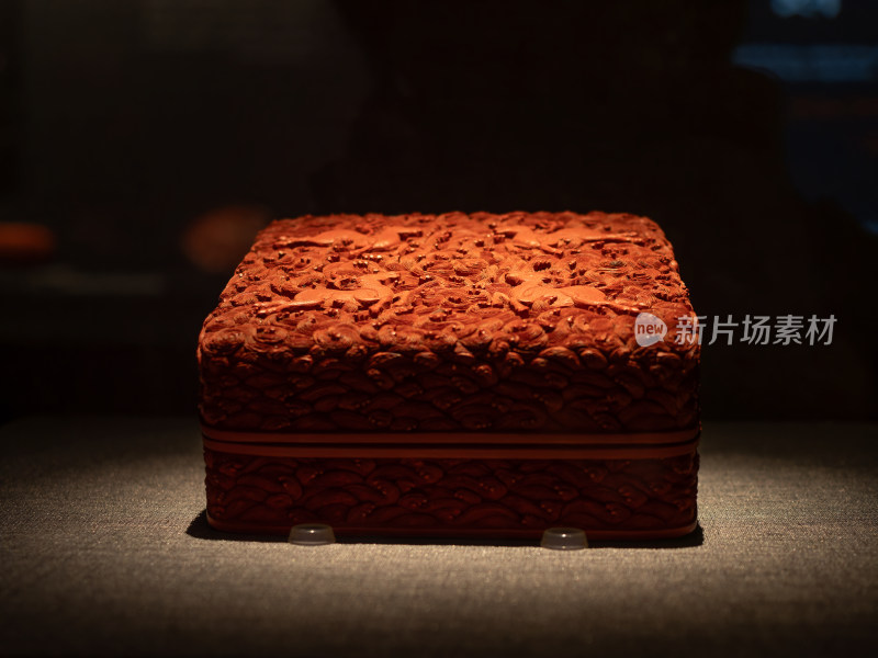 清乾隆剔红波涛海马纹盖盒