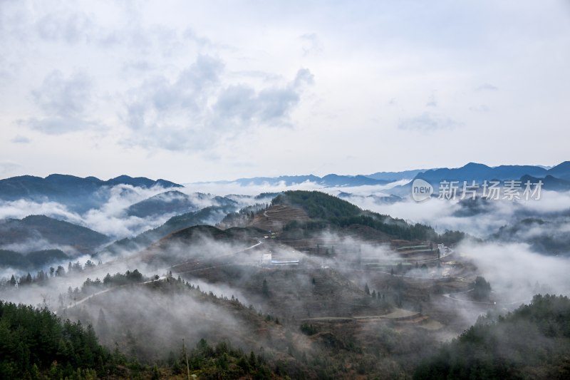 重庆酉阳：雾气中的山村田园