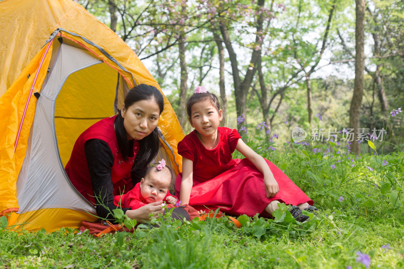 春天户外 年轻妈妈带两个孩子帐篷里看风景