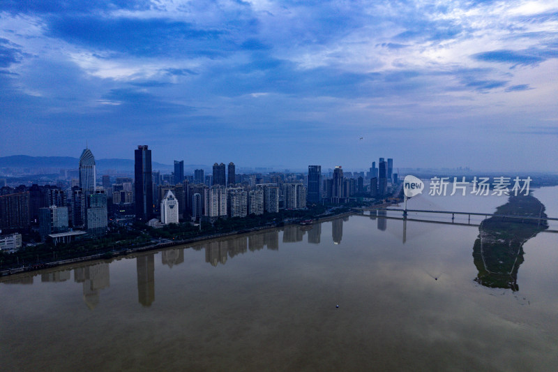 江西南昌城市清晨航拍图