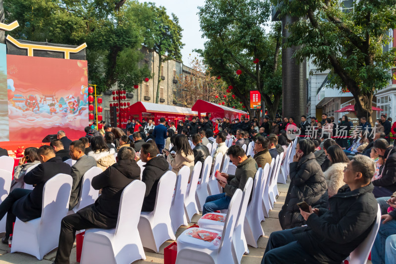 户外活动现场观众就座场景