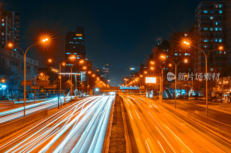 城市夜晚道路车流光轨景象