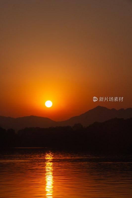 杭州西湖山水间壮丽的日落景观