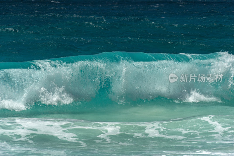 海浪大海冲击力的画面