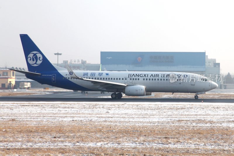 江西航空飞机停在机场跑道