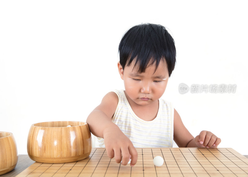 白背景前中国小女孩正在学习下围棋