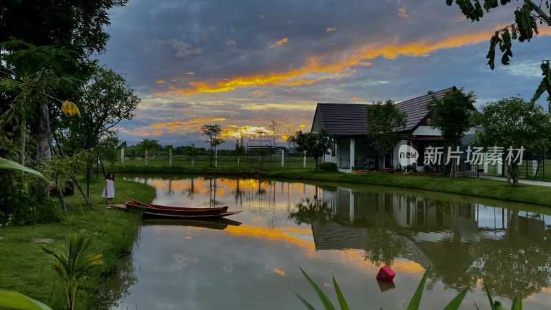 湖畔小屋日落美景