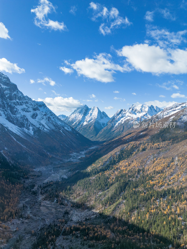 四姑娘山双桥沟景区航拍雪山秋色