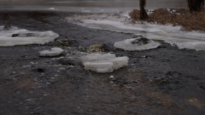 冬季雪地冰冻的河流