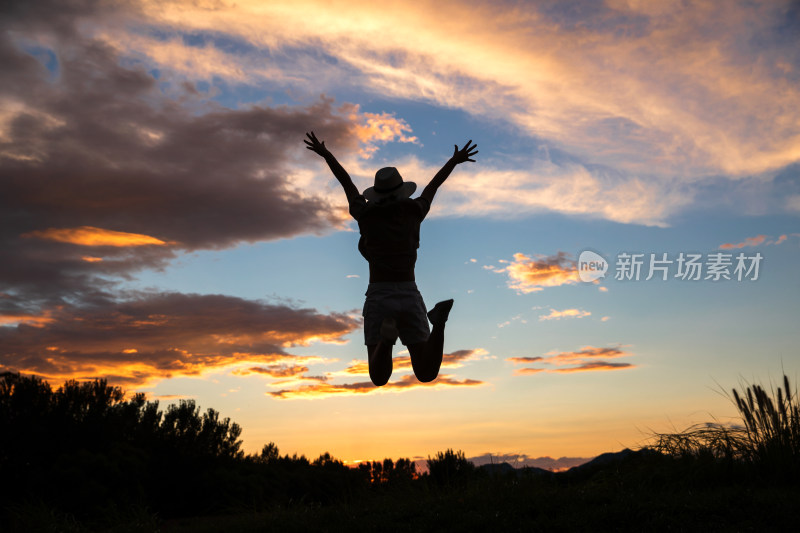 夕阳跳跃的青年女人