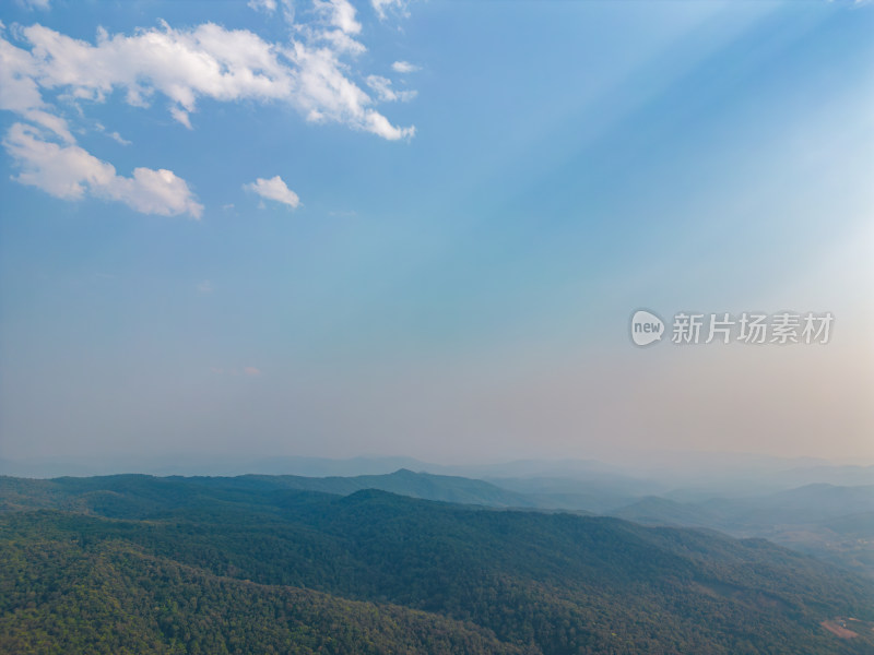 航拍郊外的山脉自然风光