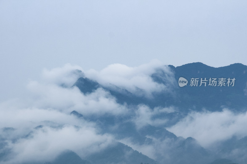 云海山峰云雾雨后