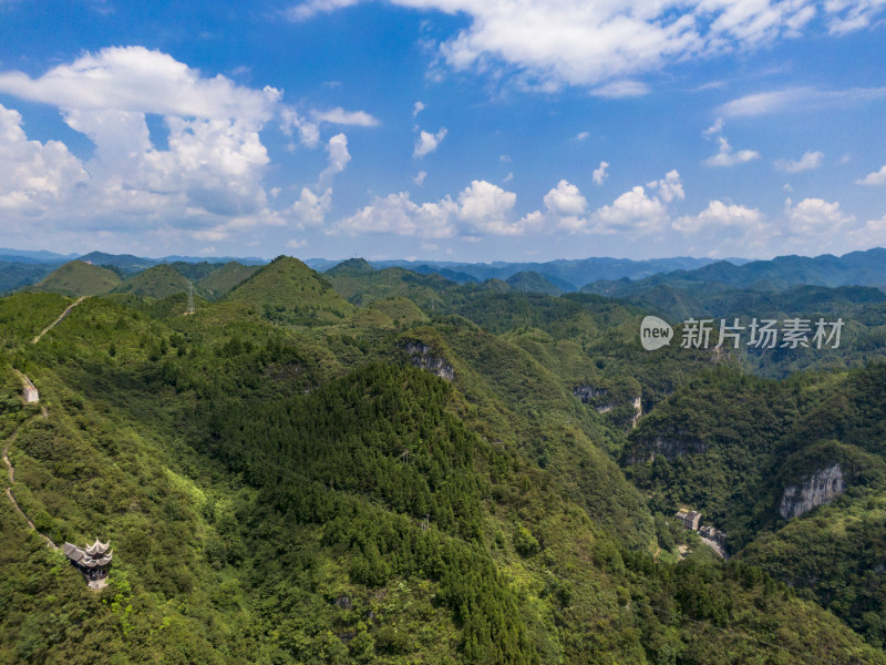 连绵起伏山川丘陵蓝天白云航拍图