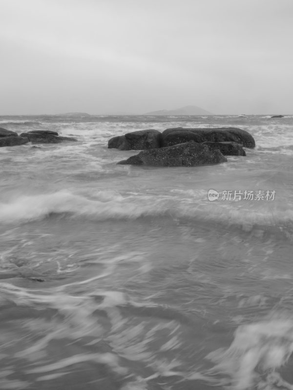 福建平潭岛海边礁石与海浪景象