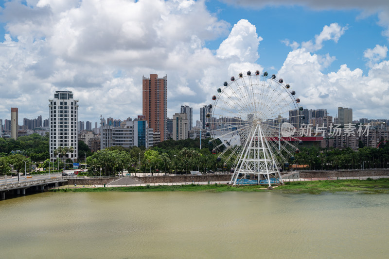 河畔摩天轮与城市建筑景观