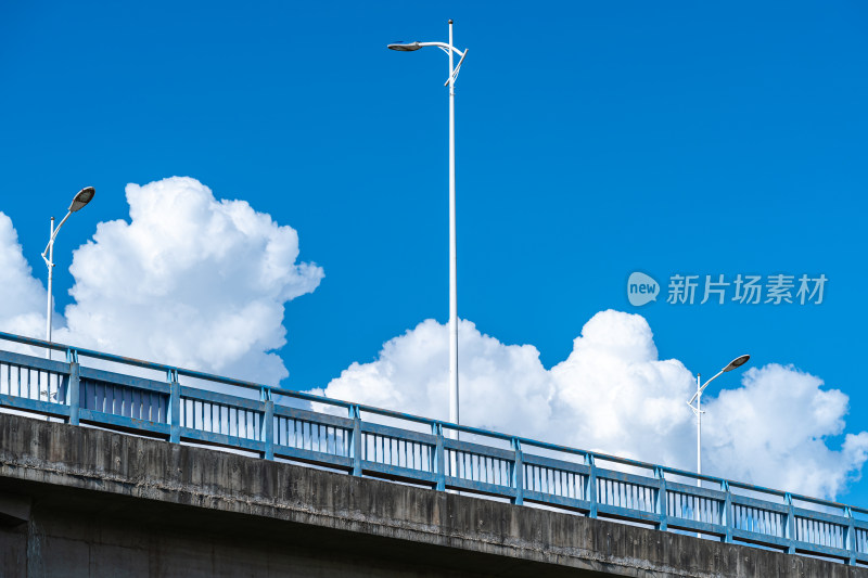 蓝天白云下的小桥