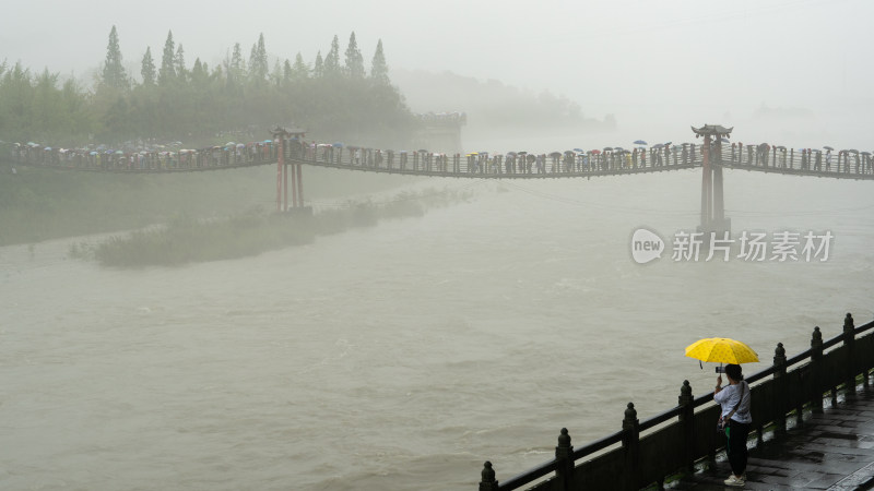 成都都江堰景区雨季的风景及游客