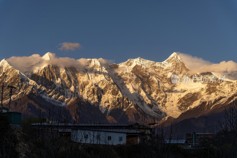 西藏林芝索松村南迦巴瓦峰雪山日落景观