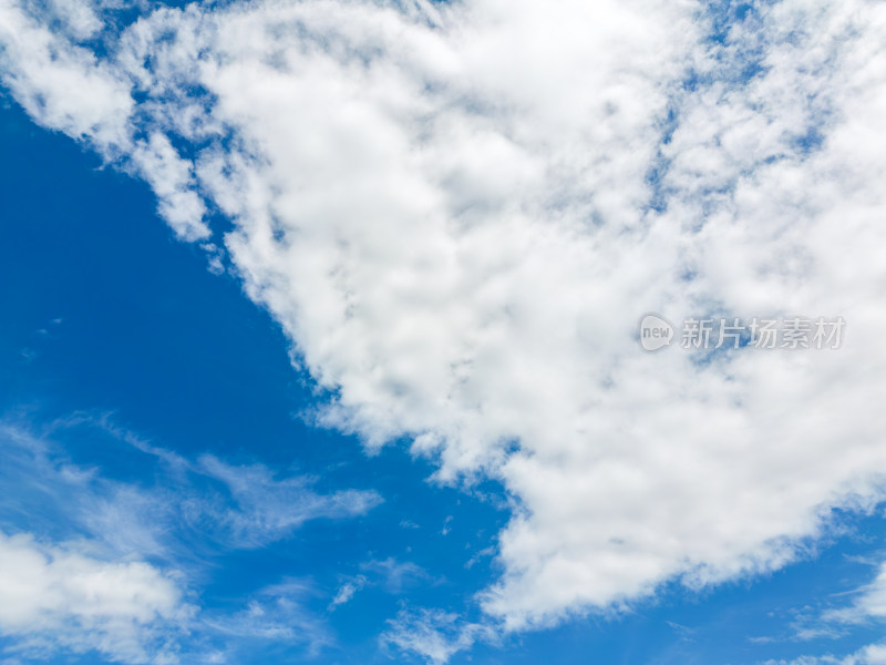 无人机高空航拍的蓝天白云