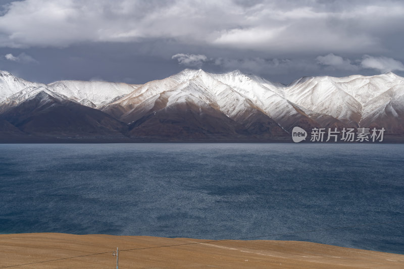 西藏阿里地区当若雍措雪山湖泊的壮阔景色