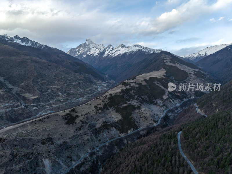 四川阿坝州猫鼻梁四姑娘山日照金山高空航拍