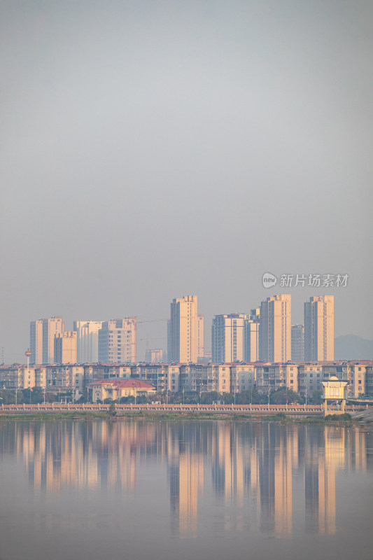 山东济宁邹城孟子湖城市建筑倒影景观