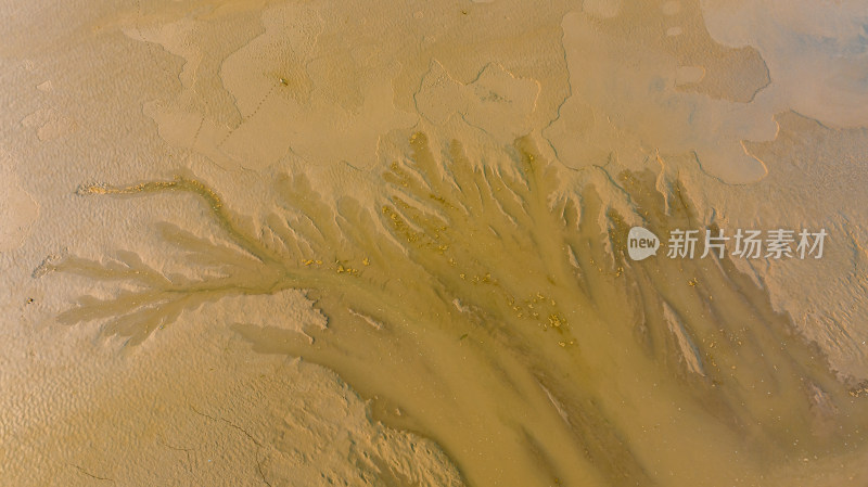 黄河沙滩河水干旱呈现唯美自然图案