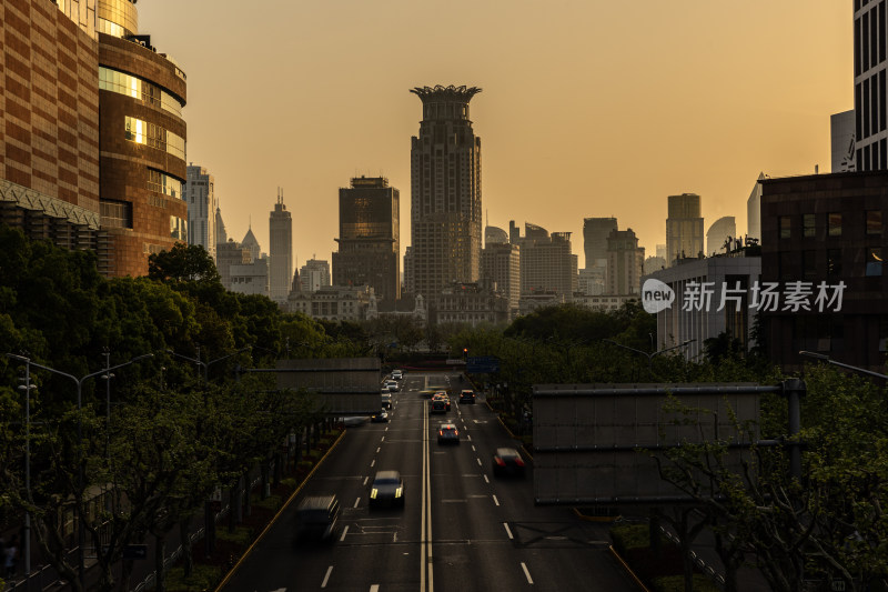 上海浦东车流与浦西上海外滩中心建筑