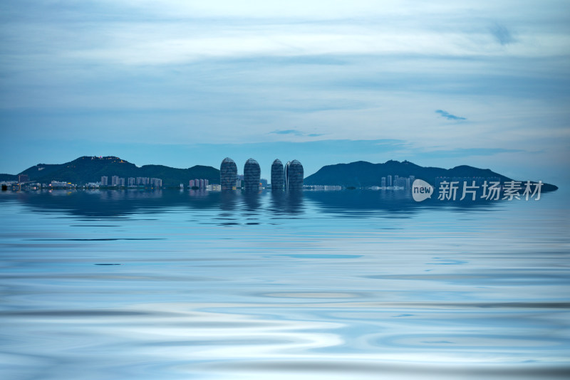 湖面上戏剧性的天空景色